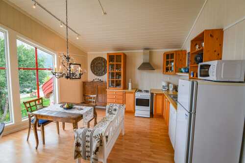 Kjøkken med spisepladd og panoramautsikt