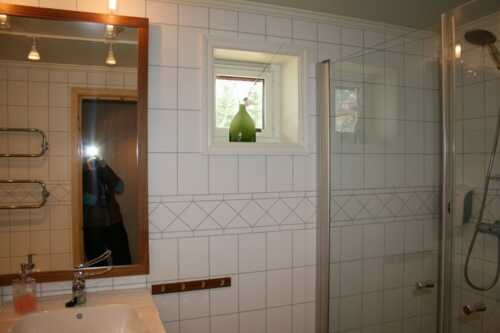 Spacious bathroom in Aurora gjestehus