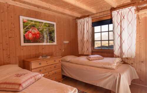 Sleep in a tasty decorated twin-bed room or a doble room