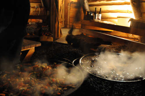 Rykende varm mat på wok i lavvo