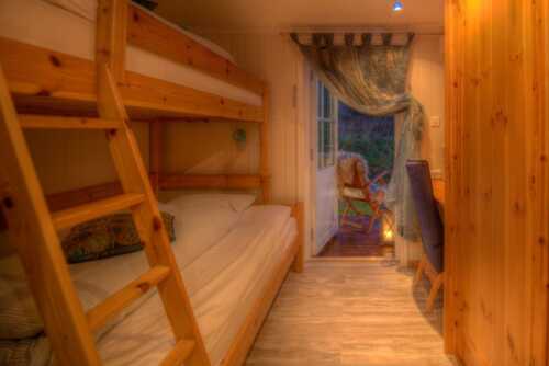 Room with bunk bed in the Aurora guest house 