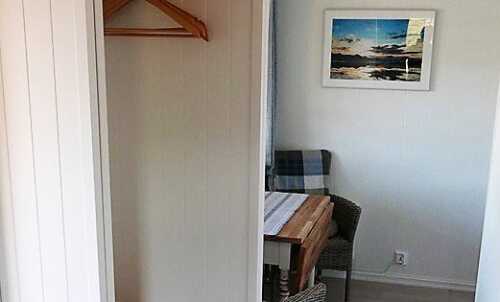 Garderobe og spiseplass i studiohytta