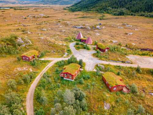 Hytter sett ovenfra med skog og myrlandskap